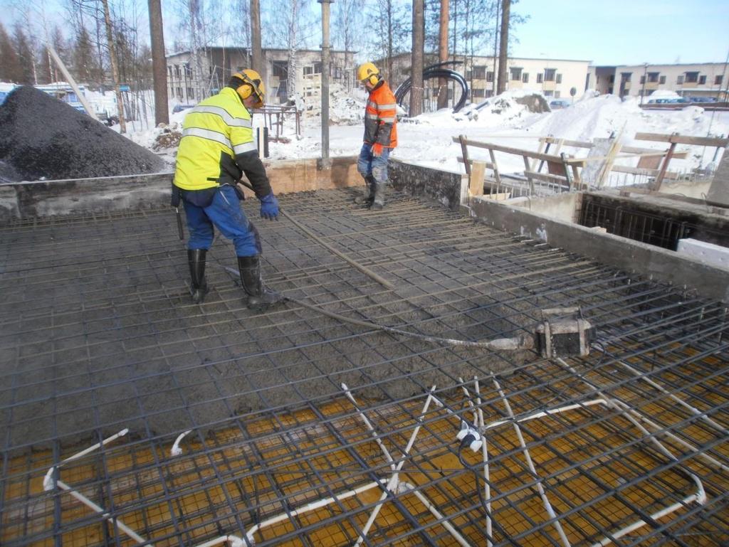 KUVA 6. Betonin tiivistystä sauvatäryttimellä 4.5 Muotin purku ja puhdistus Holvimuottijärjestelmä voidaan purkaa, kun betoni on saavuttanut vähintään muotinpurkulujuuden.