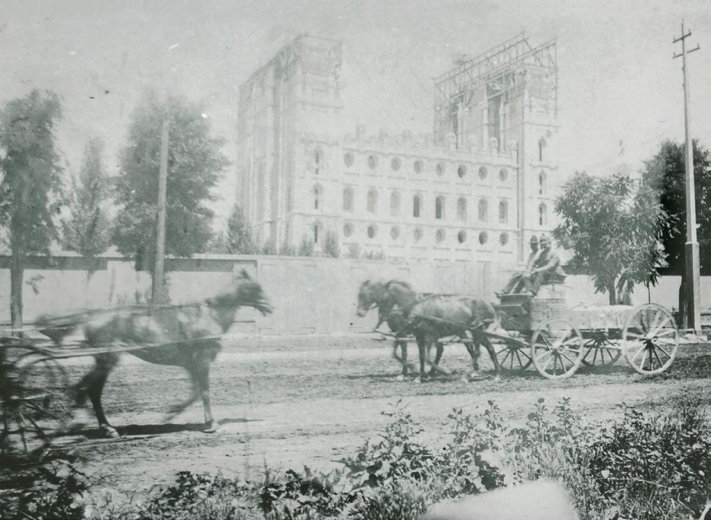 Hevosrattaat kulkevat Suolajärven temppelin ohi, kuvattuna tässä noin vuonna 1891. Kun Suolajärven temppeli vihittiin käyttöön vuonna 1893, kirkon presidenttinä oli Wilford Woodruff (1807 1898).