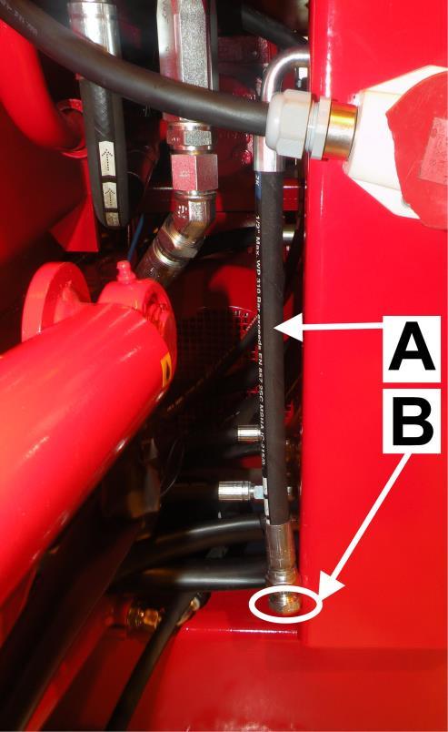 Nosta sähkömoottorin petiä B riittävästi, että saat kiilahihnat A pujotettua pois, löysäämällä ensin kiristysmutterit ja tämän jälkeen kiertämällä nostomuttereista. (4xM12) 5.