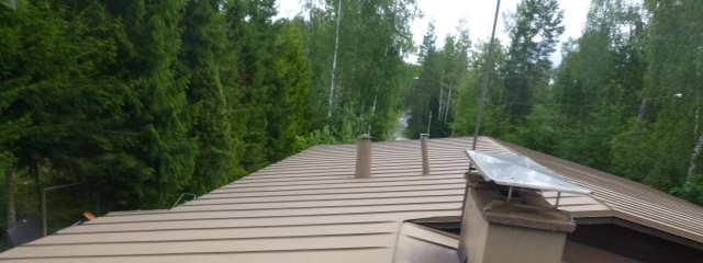 15 12. Vesikatto ja sen varusteet HAVAINNOT Vesikatteen maalipinnassa on paikoin hilseilyä. Piipun läheisyydessä vesikate oli tyypilliseen tapaan hieman tummentunut.