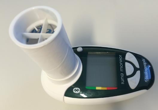 TIETOA MITTAUKSESTA TYÖPERÄINEN ASTMA Olet saanut käyttöösi Vitalograph Lung Monitor BT mittalaitteen (kuva oikealla).