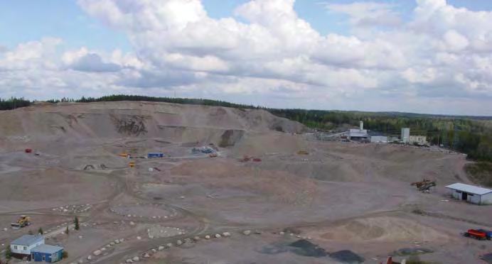 31 Työkoneet ja polttoaineet säilytetään tätä tarkoitusta varten rakennetussa varastorakennuksessa alueen eteläreunassa.