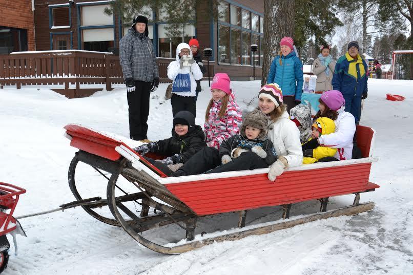 Liite 2 Talviriehasta lehtijuttu Lapsiperheet pääsivät nauttimaan talven riemuista Heimarissa Viime lauantaina Heimarissa vietettiin vauhdikasta päivää lasten talviriehan merkeissä.