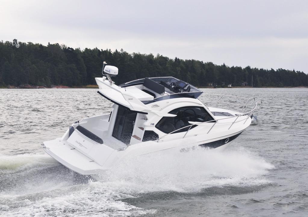KOEAJO Galeon 300 Fly VENEET saa asetettua pienen pöydän. Takapenkin selkänojan kaltevuutta voi säätää tai vaihtoehtoisesti kipata se kokonaan alas, jolloin yläkannelle muodostuu aurinkotaso.