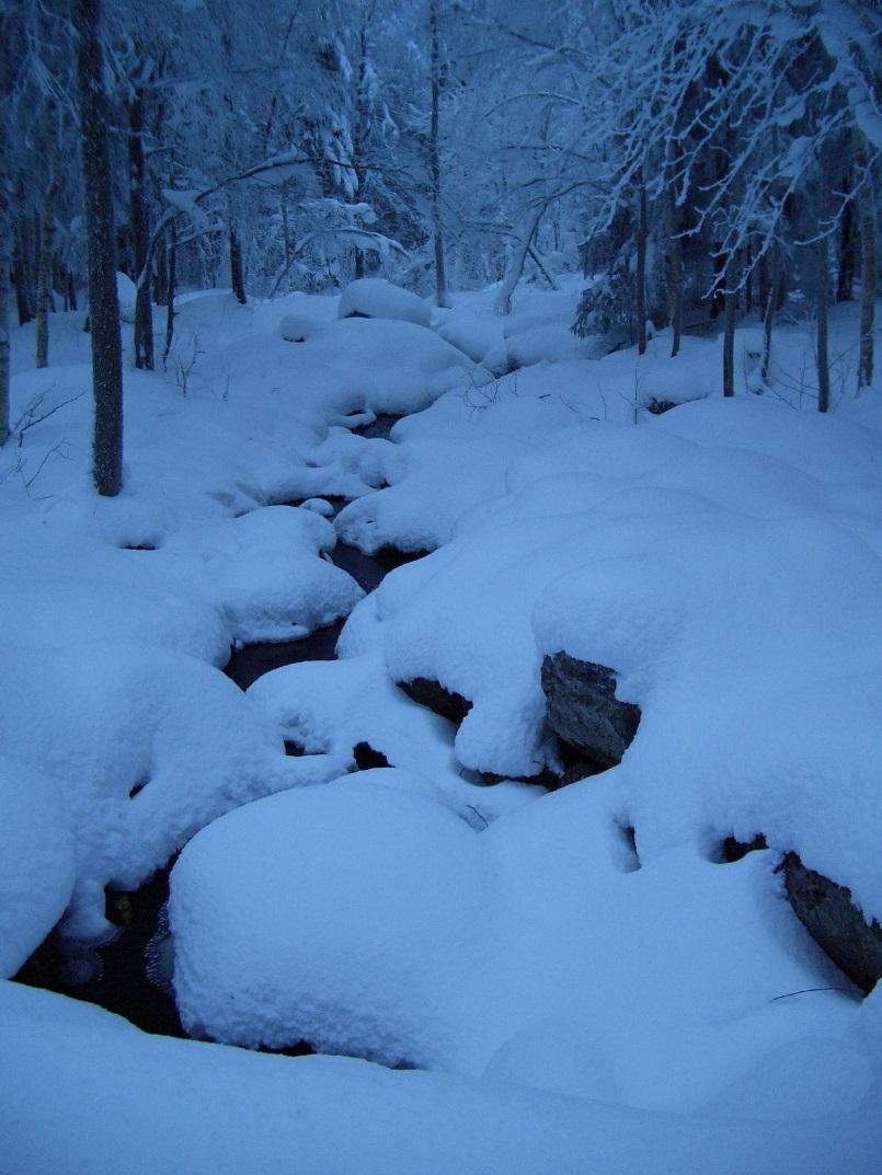 Sydämeni talvi Talvella lauluja tehdä ei, talvella tehdään työtä, talvella tuvassa istutaan, iltoja pitkiä iloitaan, talvella paljon on yötä.
