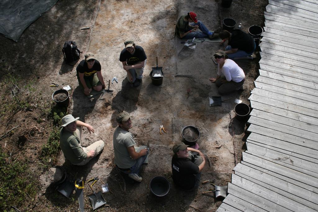 YLI-II [28] KIERIKINKANGAS Yleisökaivaus kivikautisella asuinpaikalla 15.5.-5.11.2010 Britannialaisia arkeologian opiskelijoita ja yleisökaivajia kaivaustyössä Kierikinkankaalla.