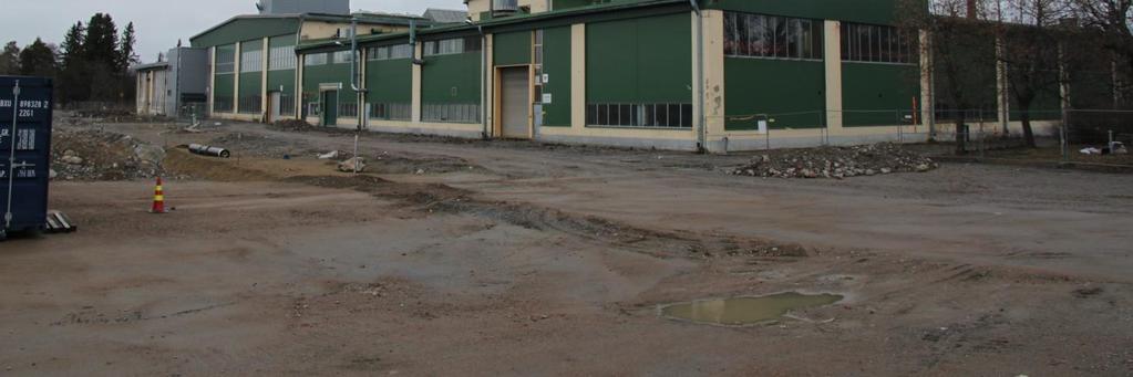 Alkuperäiset suuret pieniruutuiset ikkunat on korvattu metallielementtilevyillä ja uudemmilla isompiruutuisilla ikkunoilla.