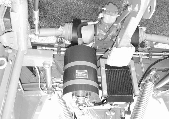 docx @ 140584 @ @ 1 Poikittaiskuljettimen hydrauliöljymäärä on tarkistettava 10 käyttötunnin välein. Tätä varten: Laske kone alas ja pysäytä moottori. Poista huohotin (2) (ja mittatikku).