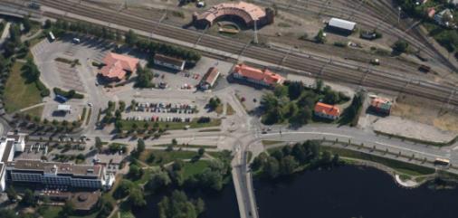 Asemanseudun kehittäminen: Joensuun asemanseutua on suunniteltu osana kaupunkikehitystä: Joensuu symmetrisen kaupungin toimeenpanosuunnitelma 2016-2030.