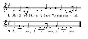 Ristikulkue, kulkueen aikana seurakunta seisoo musiikki Annukka Hirvasvuopio-Laiti, Tiina Aikio, Oula Guttorm