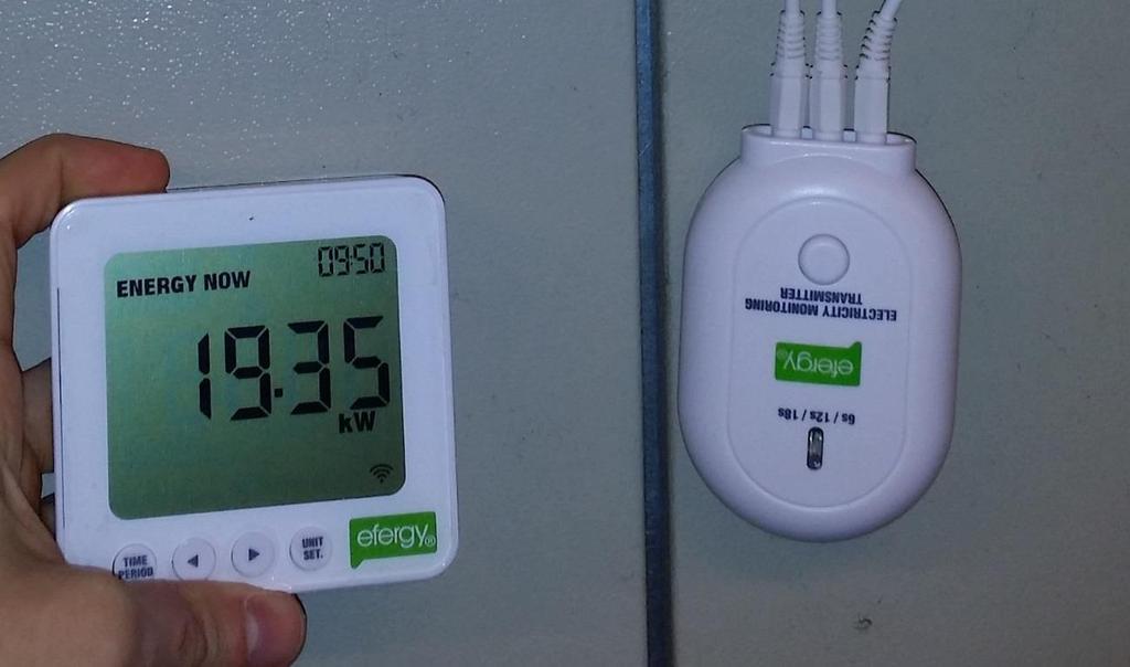 34 KUVA 10. Efergy e2 anturi/lähetin kiinnitettynä syöttökaapeleihin sekä vastaanottolaite 9.2.2 Painemittari Painemittarina käytettiin SMC PPA100 Compact Manometer -mittaria.