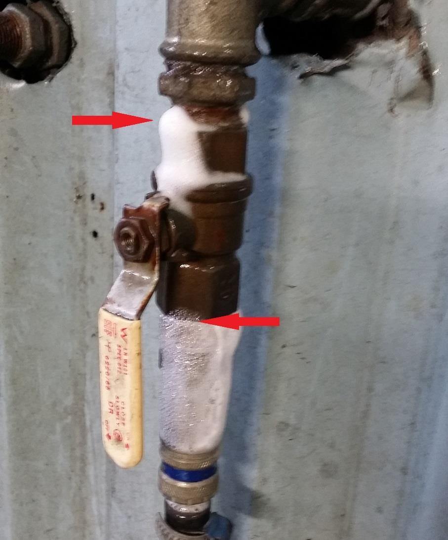 42 Osassa vuotoja vaahtoa tuli reippaasti, osassa vain pari kuplaa ennen kuin ilma pääsi puhaltamaan taas vapaasti. Alla kuva 12, jossa vuotomäärä oli melko pieni, mutta vaahtoa syntyi paljon.