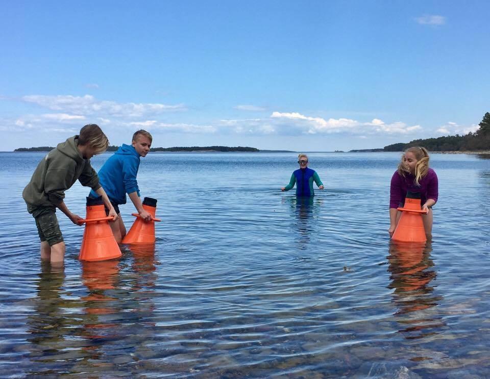 käy kertomassa heille heidän asuinpaikkansa ainutlaatuisuudesta. Tänä vuonna kouluvierailuihin osallistui myös Metsähallitus.