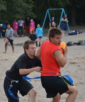 pelissä ei ole rähmäyksiä (fumble) pallon osuessa hiekkaan, seuraava yritys aloitetaan siitä paikasta josta pallo putosi pallon pudottaminen hiekkaan omalla maalialueella aiheuttaa safetyn