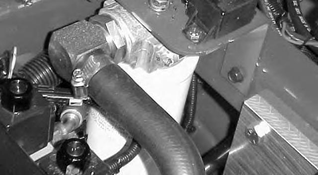 Lisää säiliöön noin 3 litraa hydraulinestettä. Katso kohta Hydraulinesteen tarkistus, sivu. Tärkeää Käytä vain ohjeissa mainittuja hydraulinesteitä. Muut nesteet saattavat vahingoittaa järjestelmää.