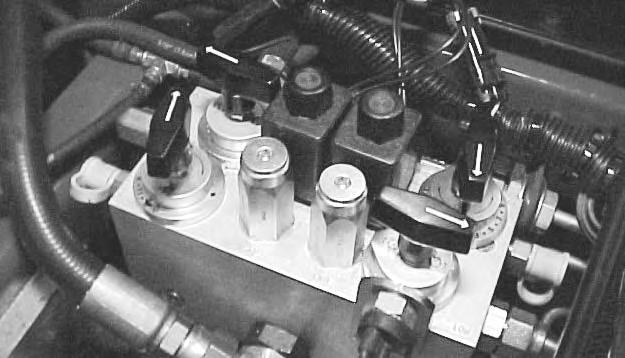 Hydrauliletkujen ja -putkien tarkistus Tarkista päivittäin, ettei hydrauliletkuissa ja -putkissa ole vuotoja, kulumia, säävahinkoja tai kemiallisia vaurioita ja etteivät letkut ole kiertyneet eivätkä
