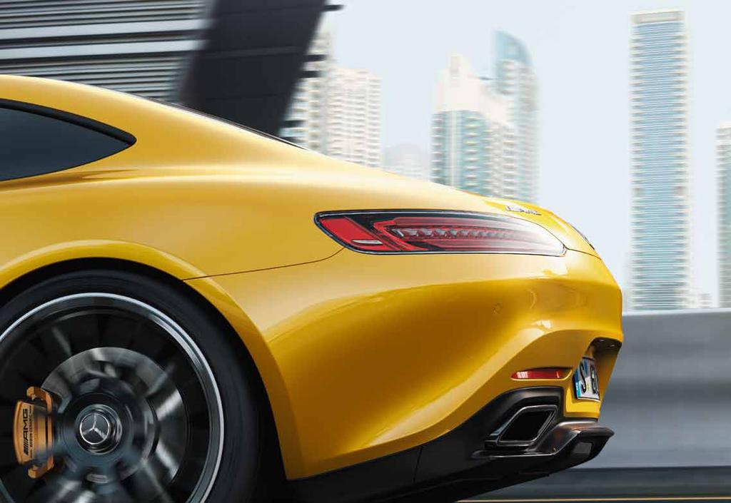 Pitkä konepelti, kauas taakse sijoitettu ohjaamo, voimakas perä. Siinä jo nyt ikoniksi muodostuneen urheiluauton mittasuhteet: Mercedes-AMG GT S.