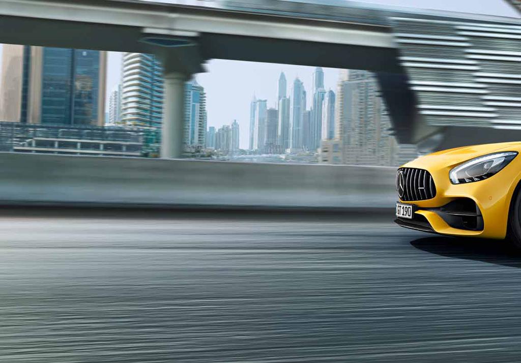 16 Design. Täydellinen Aito dynaamisuus, vahva tunne: ne näkyvät Mercedes-AMG GT S:n olemuksessa. Moderni design on selkeiden muotojen ja voimakkaiden linjojen sopusointuisen yhteispelin tulosta.