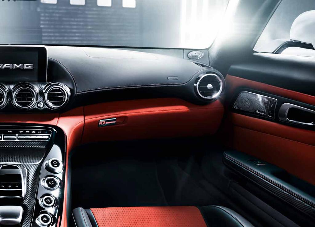 43 Urheiluareena Ohjaamo. Se kantaa AMG:n DNA:ta. Keskipisteessä on dynaaminen keskikonsoli. Se nousee hienostuneesti kohti kojelautaa, jossa komeilee neljä näyttävää ilmasuutinta.