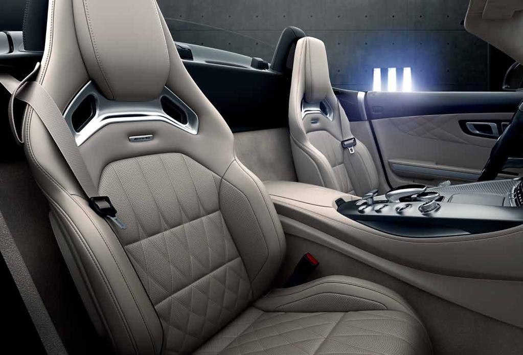 44 AMG. Iholla Valikoidut materiaalit, elegantit muodot, kauniit värit: Mercedes-AMG:n urheiluauton sisätila täyttää kaikki toiveet.