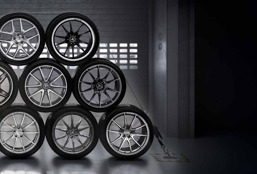 61 RXC 793 19-tuumaiset AMG-kevytmetallivanteet, vanadiumhopean väriset, renkaat edessä 255/35 R 19 ja takana 295/35 R 19.