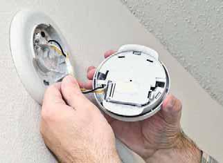 200 V 300 V, ± (1,2% rdg + 10 digit) 300 V, ± (1% rdg + 5 digit) Virta-alue: A/DC: 2 ma 200 ma / 10 A, ± (1,2% / 2% rdg + 5 digit) Vastusalue: ± (1% / 0,8% / 1,2 % rdg + 5 digit) Toimitussisältö: