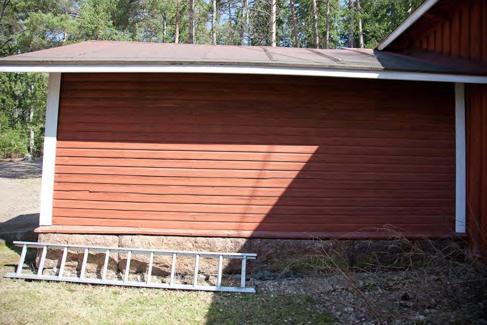 3. Yhteenveto Rakennuskokonaisuuden kunnon kannalta ennen kaikkea oleellista olisi vesikatteen uusiminen ja aluskatteen korjaaminen, etenkin niissä kohdin, joissa vesi on jo tullut läpi ja lahoa on