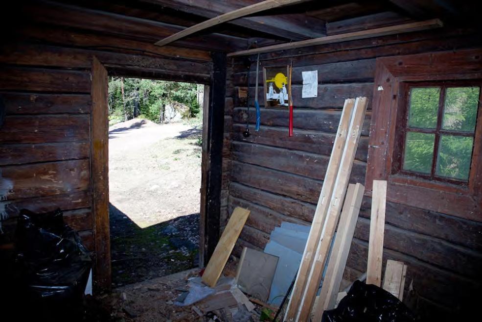 Ulkopuolelta huomasi, että nurkan alin hirsi