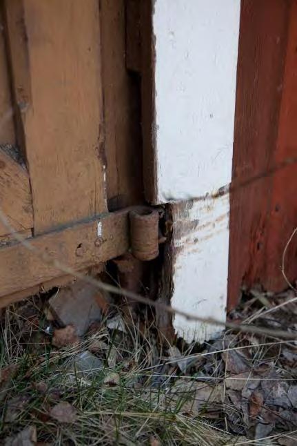 Sisäpuolelta tarkasteltaessa lautarakenteinen laajennusosa on hyvässä kunnossa, mutta ulkopuolella on havaittavissa paikoin pahojakin lahovaurioita[23].