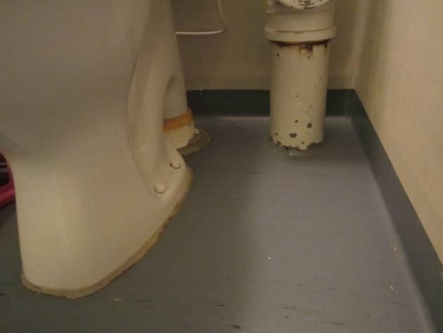 viemäröinti lattian läpi.