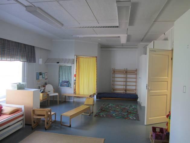 Kosteusvauriokartoitus/ Metsikköpolun päiväkoti Sivu 15 (17) Kuivat huonetilat Kuivissa huonetiloissa on lattioissa muovimatot, seinät ovat maalattuja, katoissa on