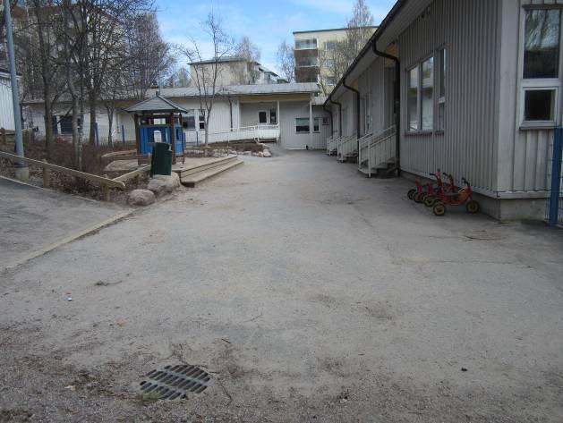 Kuva 6 Sisäpihan rännikaivo, joka on kunnossa. Perustukset, sokkeli, perustusten kuivatus Rakennus on rinnemaastossa, jossa kallio on lähellä.