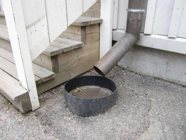 Sokkelin korkeus vaihtelee sepelistä tai asfaltista arvioituna sisäpihan porrastuskohdan 0 80 cm (kuvat 1 6).
