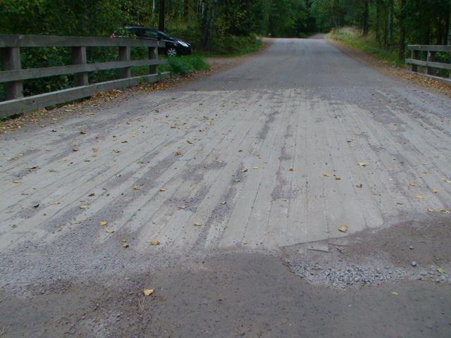 pituussuuntainen painekyllästetty kulutuslankutus. Kulutuslankutuksen kuluneisuus on jo vakavaa, joten sen yleiskunto on enää välttävä.