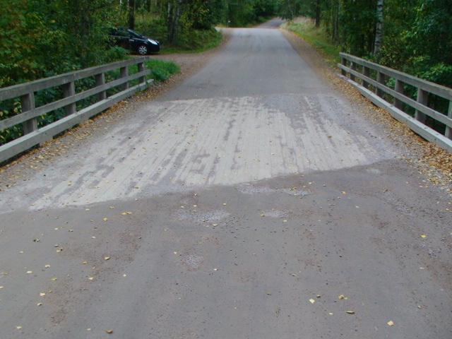 Siltapaikalle ei ole asennettu pengerkaiteita lainkaan.
