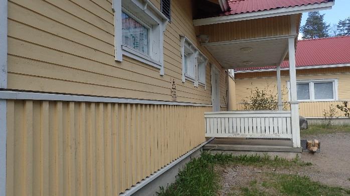 Kuva 18. Pohjoisen ja idän puolen sivuilla julkisivun pinta on hyväkuntoinen Kuva 19. Julkisivun alaosissa on paikoin lahoa ja yksittäisiä reikiä. Kuva 20. Ikkunat ovat hyvässä kunnossa.