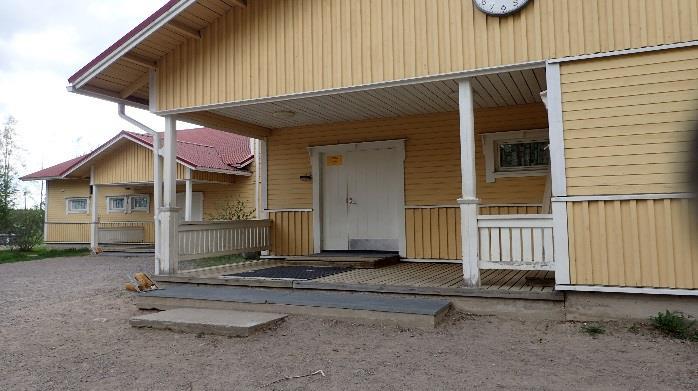 Ulkoseinän puurungon alaosat ovat noin 300 mm maanpinnan yläpuolella ja betonisokkelin päälle on asennettu bitumikermikaista, joka vähentää kosteuden nousua puurakenteisiin.