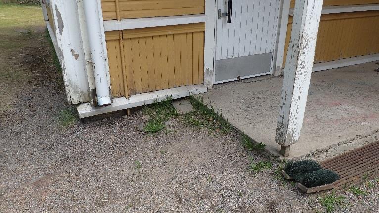 Rakennuksen vierelle on asennettu salaojaputkistot. Kuva 30.