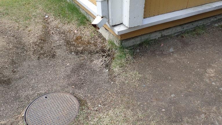 Rakennuksen vierellä maanpinta on tasainen. Kuva 32.