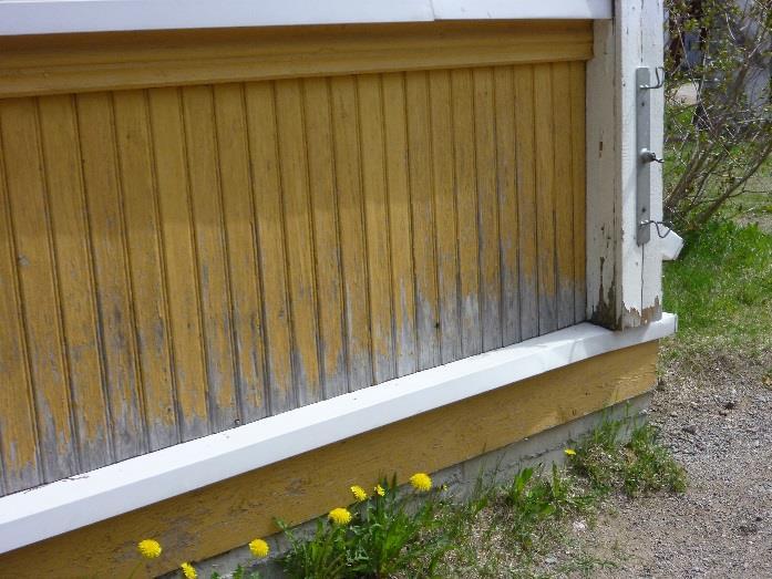 Kuva 34. Rakennuksen perustus on lähellä maanpintaa. Kuva 35. Rakennuksen perustus on lähellä maanpintaa. Yhteenveto ja toimenpide-ehdotukset Rakennuksen vierellä maanpinta pääosin nurmipintainen sekä osin sorapintainen.