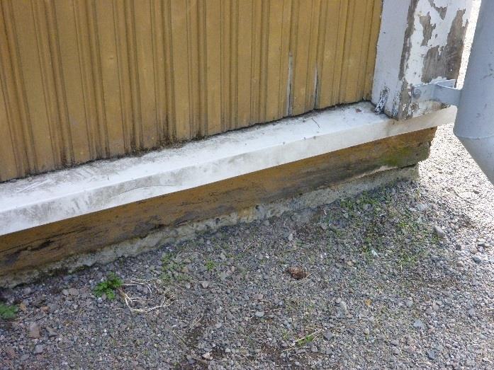 Kattosadevedet on johdettu syöksyputkilla rakennuksen vierelle ja ovat osin vauriottaneet ulkoseinä rakenteita.