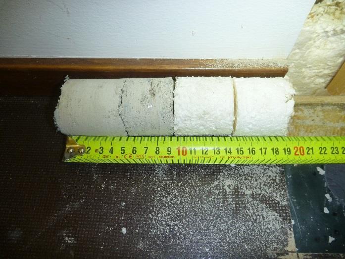 Kuva 40. Kuva lattiarakenteesta poratusta näytteestä. Kuva 41. EPS-eristeen alla on täyttöhiekka. Ulkoseinän höyrynsulku on käännetty laatan alle.