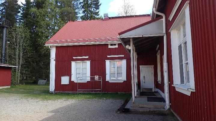 4.2. Rakennuksen vierustat Rakennuksen vierustat tarkastettiin silmämääräisesti. Rakennusta ympäröivät alueet ovat pääosin nurmipintaiset ja osin sorapintaiset.