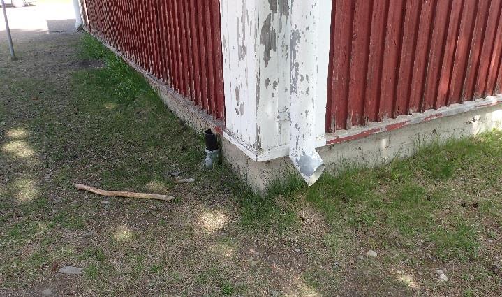 Rakennuksen perustuskorkeus on matala, mikä voi mahdollistaa rakennuksen julkisivuille ylimääräistä kosteusrasitusta.
