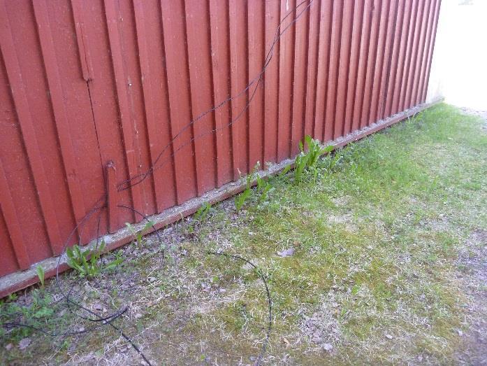 Tienpuoleisella sivulla maanpinnan yläpuolella näkyvää