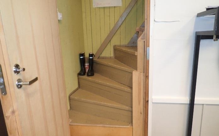 Yhteenveto ja toimenpide-ehdotukset Kantava väliseinärunko on massiivihirsirakenteinen. Hirsirunko on verhoiltu puukoolauksella ja lastulevyllä sekä ohuella vanerilla.