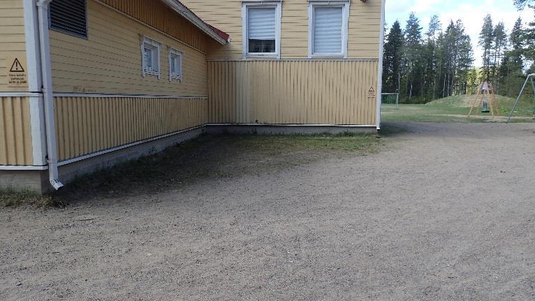 Maanpinnan kallistus on loiva, rakennuksesta poispäin rakennuksen sivuilla.