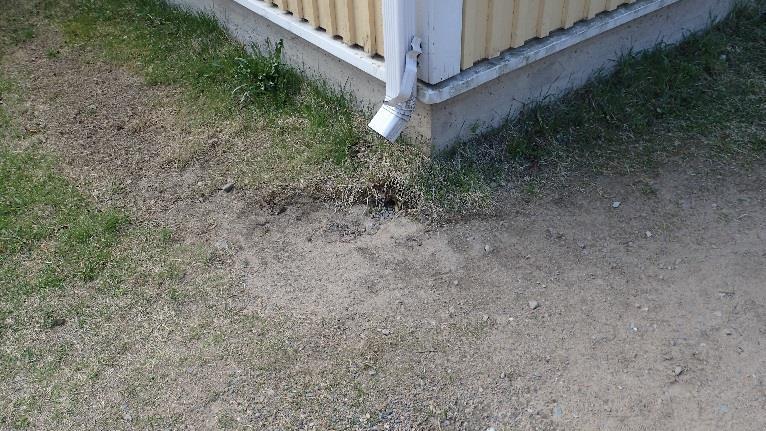 Rakennuksen vierellä on salaojaputkistot. Kuva 1. Kuva rakennuksen etusivulta.