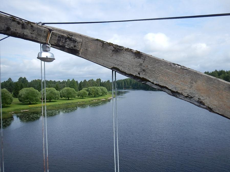 23 Kansilaatassa on laajaa seurannaisvaikutuksiltaan erittäin vakavaa vesivuotoa, 1-3 v/o, 300 m 2. Vesivuoto on mahdollisesti nykytilassa vähäisempää eristeen uusimisen ansiosta.