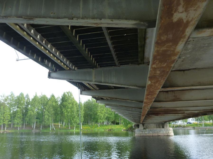 28 Kuva 28. Levennyksen kantavat rakenteet. 5.2.2 Teräsrakenteiden vauriot 5.2.2.1 Vetotankojen yläpään kiinnitys Tankojen kiinnityksessä kaareen ei havaittu kapasiteettiin vaikuttavia vaurioita.